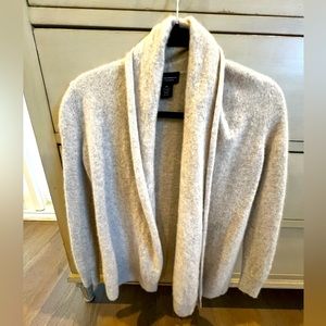 100% Cashmere…beautiful soft feminine warm!!! Like new!! 🩶